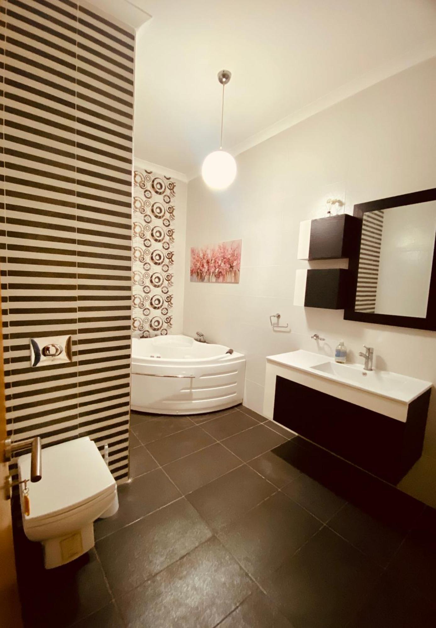 Bugibba Central Modern Apartment セント・ポールズ・ベイ エクステリア 写真