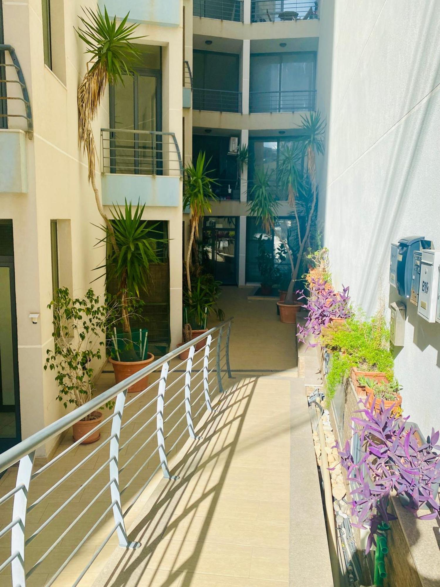 Bugibba Central Modern Apartment セント・ポールズ・ベイ エクステリア 写真