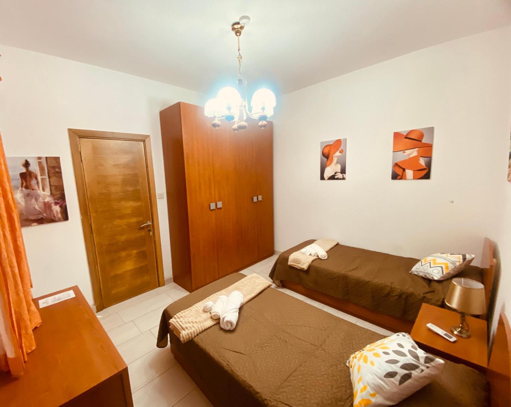 Bugibba Central Modern Apartment セント・ポールズ・ベイ エクステリア 写真