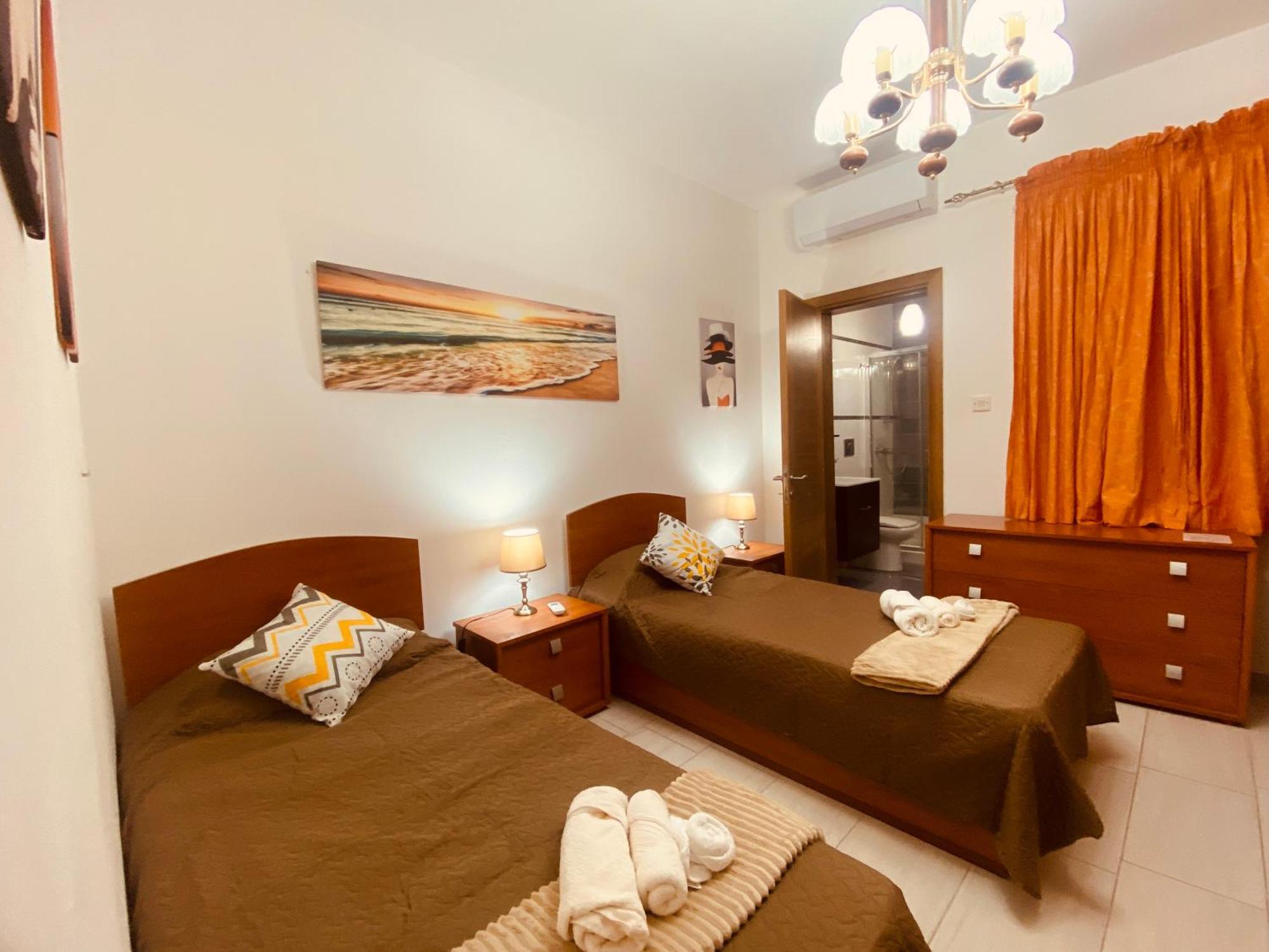 Bugibba Central Modern Apartment セント・ポールズ・ベイ エクステリア 写真