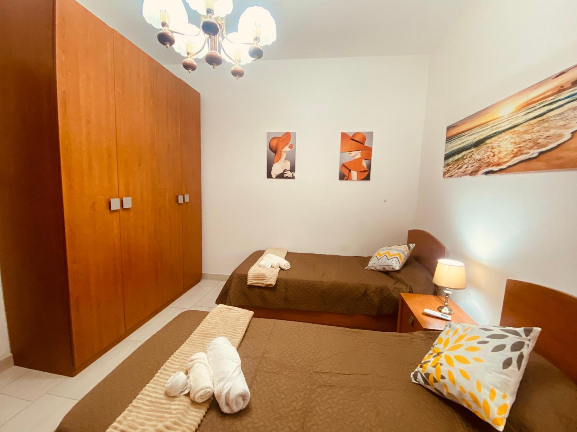 Bugibba Central Modern Apartment セント・ポールズ・ベイ エクステリア 写真