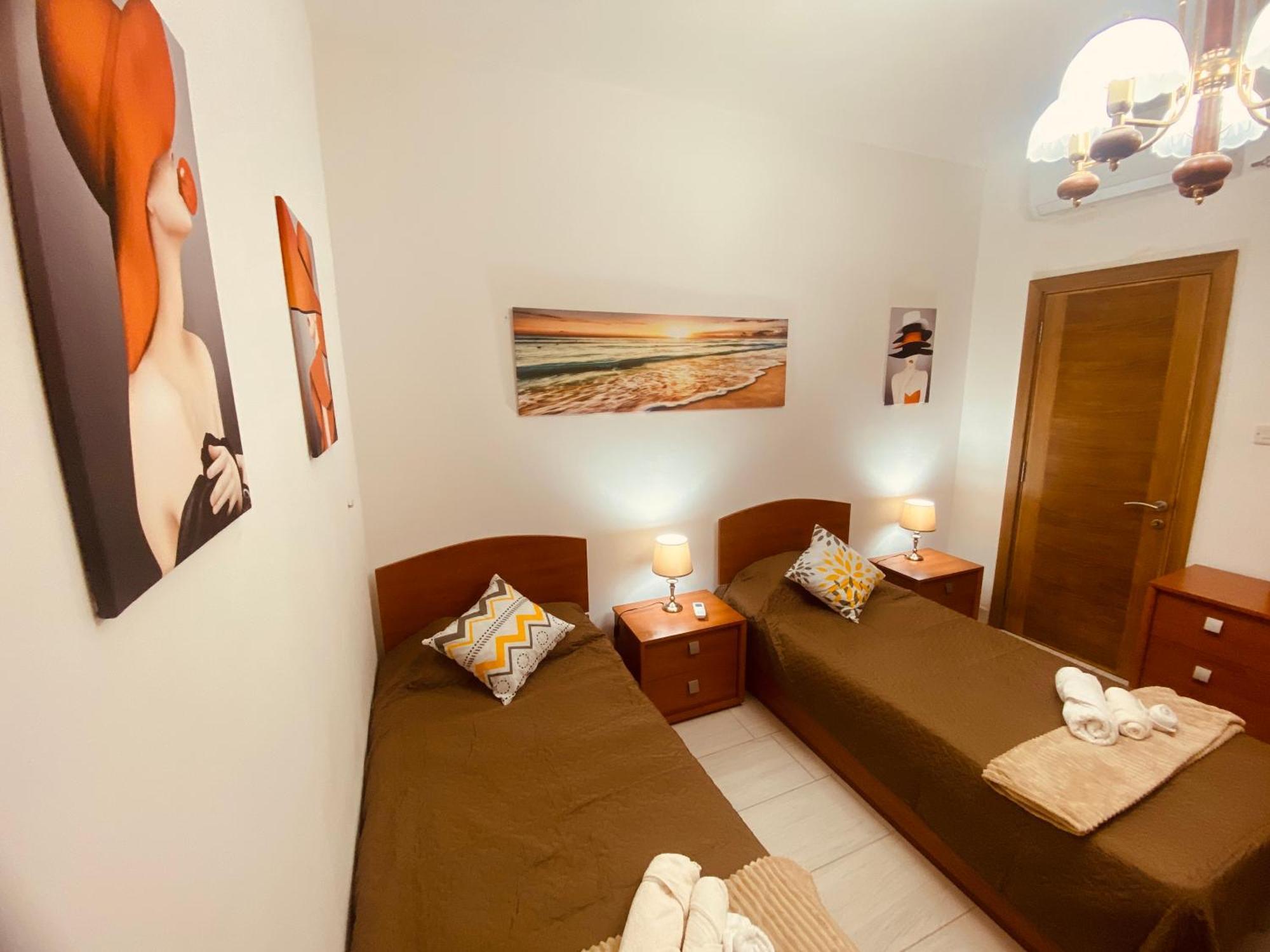 Bugibba Central Modern Apartment セント・ポールズ・ベイ エクステリア 写真